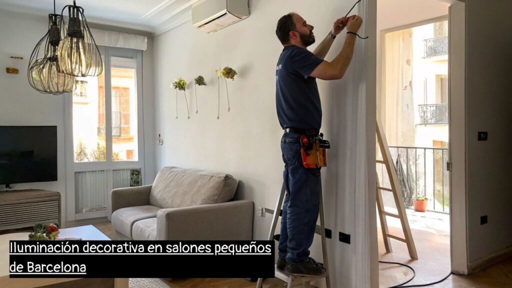 electricista en Barcelona instalando iluminación decorativa en un salón pequeño